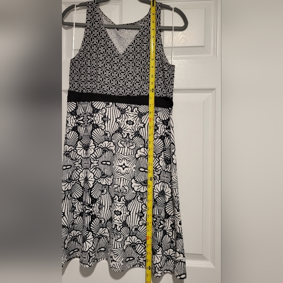Black & White Sleeveless Lola Dress- Size M - Picture 9 of 9